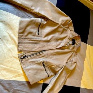 Leather jacket in light grey.